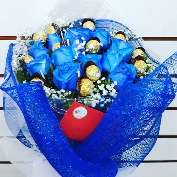 Buquê Rosas Azuis com Ferrero