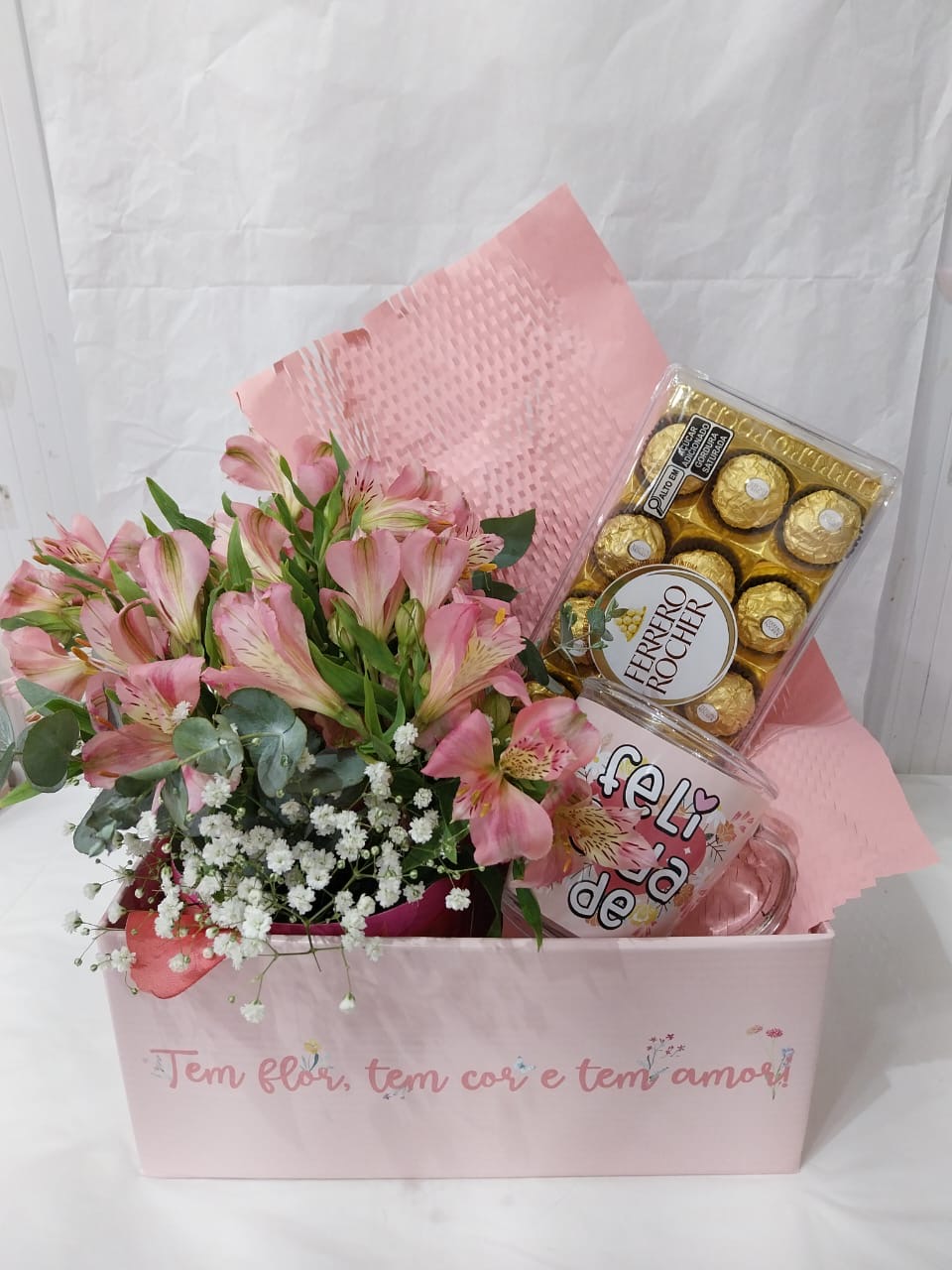 Cesta Astromélias e Ferrero